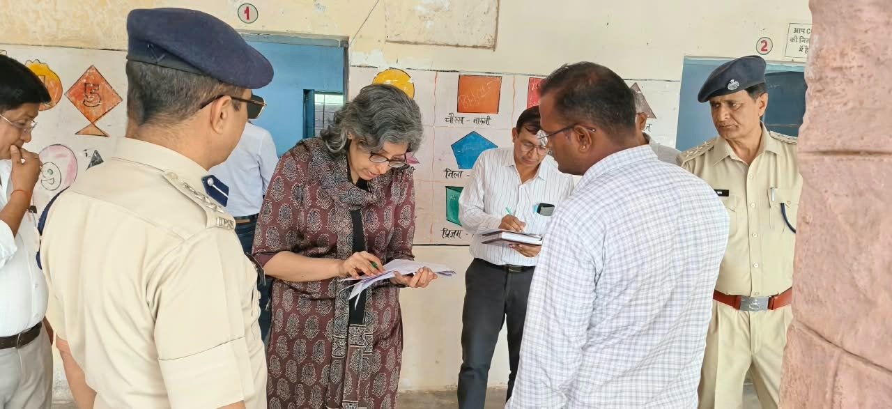 बाड़मेर: मतदान दल आज रवाना होंगे,52 मतदान केंद्रों पर अतिरिक्त जाब्ता तैनात रहेगा-जिला कलक्टर एवं पुलिस अधीक्षक ने संवेदनशील एवं अति संवेदनशील मतदान केंद्रों का निरीक्षण किया